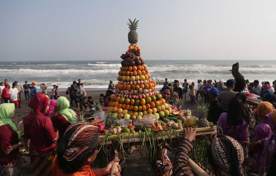 Benang Kusut Sedekah Laut