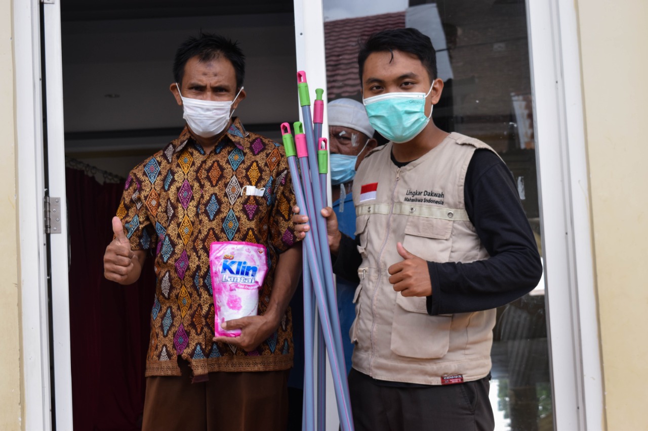 LIDMI SALURKAN BANTUAN ALAT KEBERSIHAN BAGI WARGA PASCABANJIR MAKASSAR