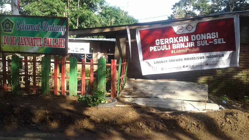 Sembako dan Alat Belajar untuk Korban Banjir dan Tanah Longsor Sulsel