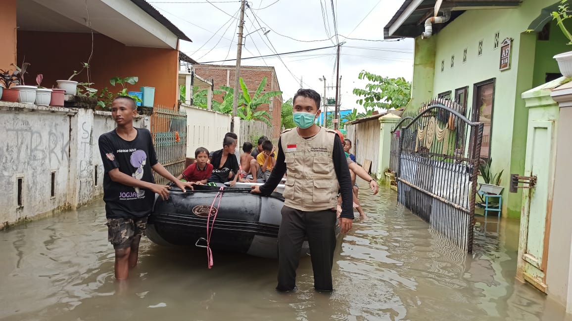 RELAWAN LIDMI PEDULI, GABUNG SATGAS PEDULI BANJIR MAKASSAR, BANTU WARGA SELAMATAN DIRI