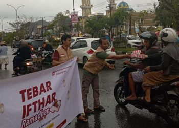 Gerimis Tak Halangi Antusiasme PP LIDMI Tebar Ifthar Ke Masyarakat