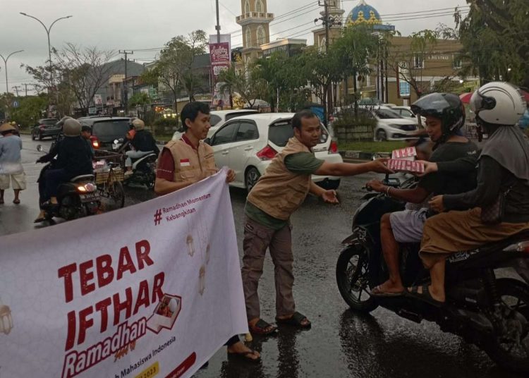 Gerimis Tak Halangi Antusiasme PP LIDMI Tebar Ifthar Ke Masyarakat