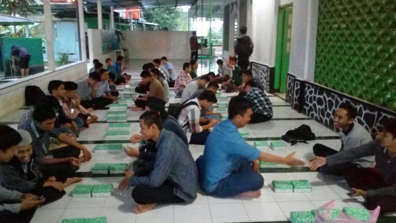 Tutup Kajian Terkini, LD Al-Muhandis Sajikan Buka Puasa Bersama Mahasiswa FT Unhas