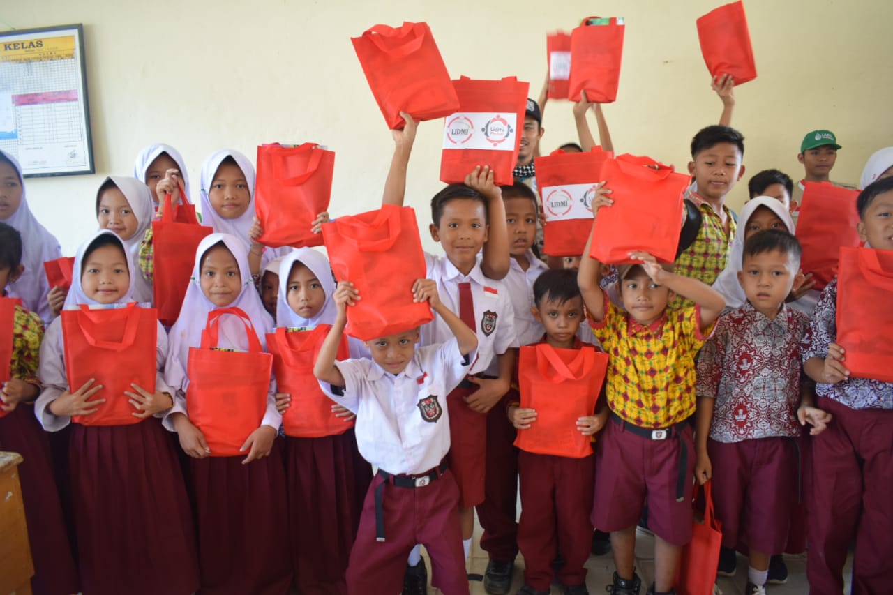 Sebulan Pasca Tsunami, Lidmi Peduli Bagikan Paket Sekolah di Lampung Selatan