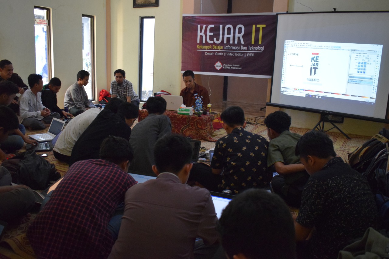 Kreatif Tanpa Bajakan, Solusi KEJAR IT Lidmi Makassar untuk Dakwah Media